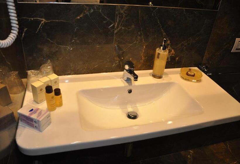 استودیوی سوپریور, La Mainolda B&b