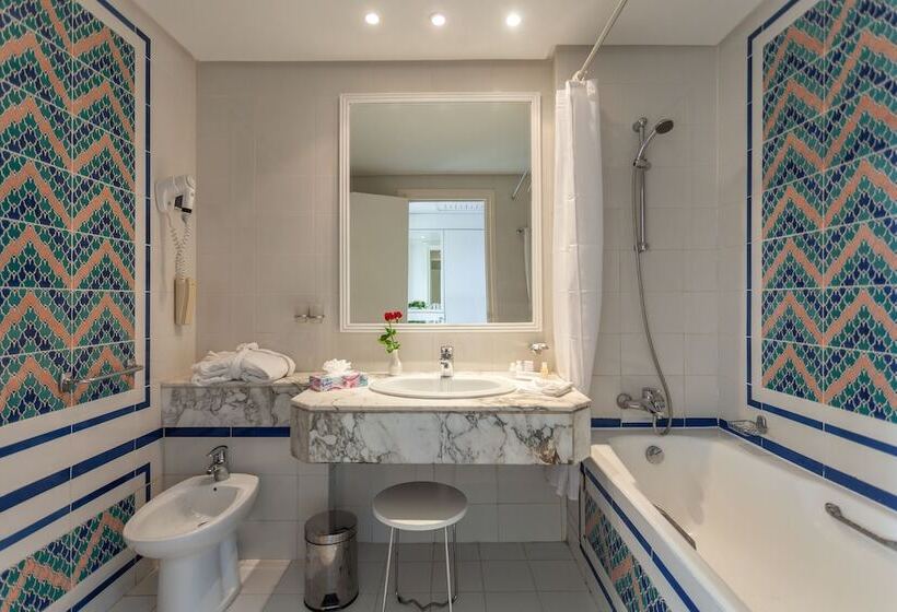 Habitació Triple Estàndard, El Mouradi Palm Marina