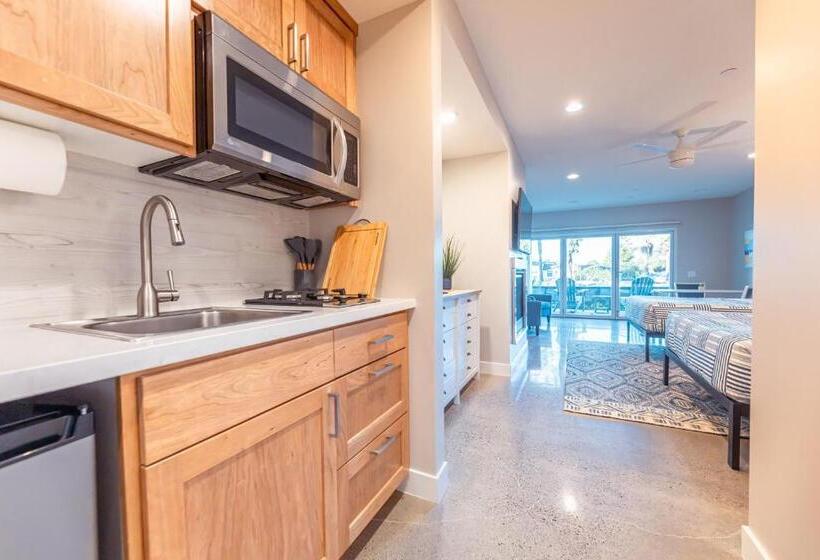 غرفة قياسية رباعية مزودة بشُرفة, Baywood Inn Bed & Breakfast