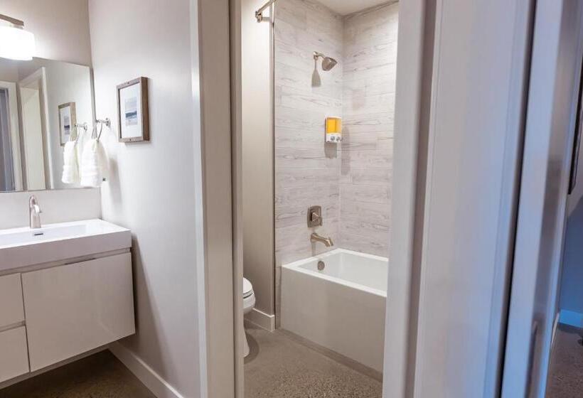 غرفة قياسية رباعية مزودة بشُرفة, Baywood Inn Bed & Breakfast