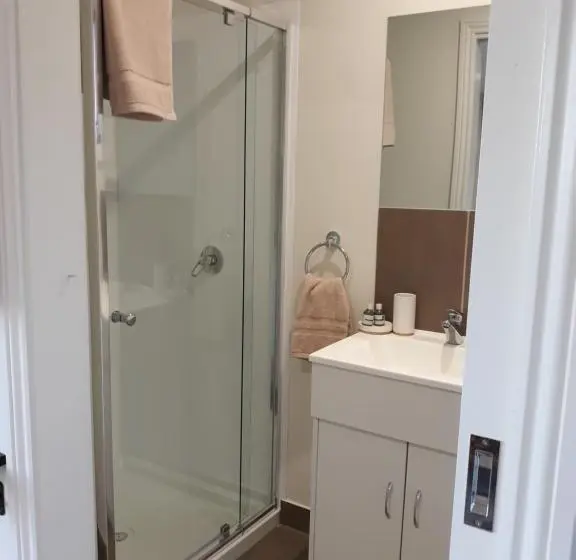 デラックススタジオ, Aligning Health Retreat & Day Spa
