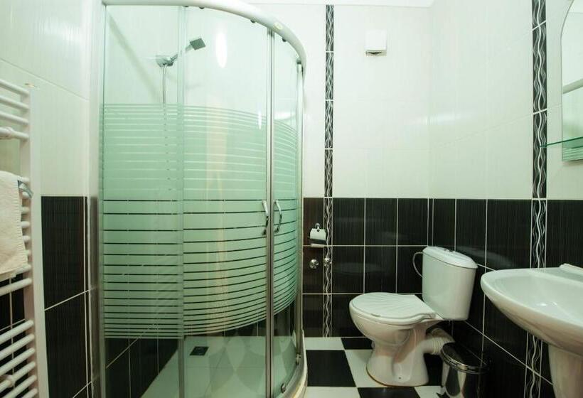 Трехместный Номер Стандарт с Балконом, Family Hotel Enica