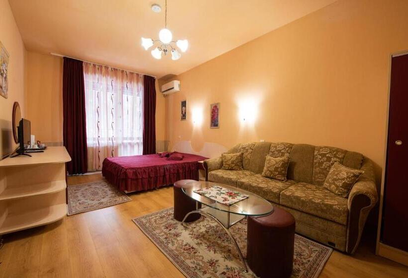 Полулюкс с Балконом, Family Hotel Enica
