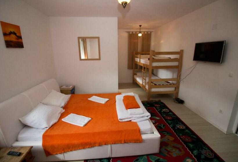 اتاق استاندارد چهارنفره با بالکن, & Rooms Lombrelle