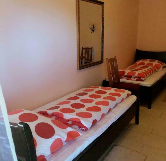 غرفة قياسية ثلاثية, Op Art étterem és Panzió