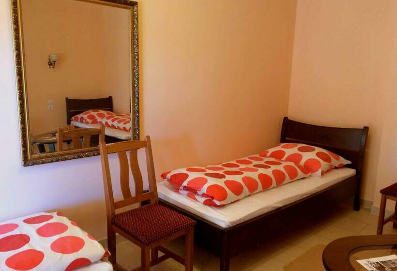 غرفة قياسية ثلاثية, Op Art étterem és Panzió