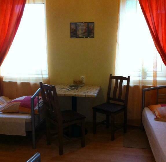 غرفة قياسية ثلاثية, Op Art étterem és Panzió