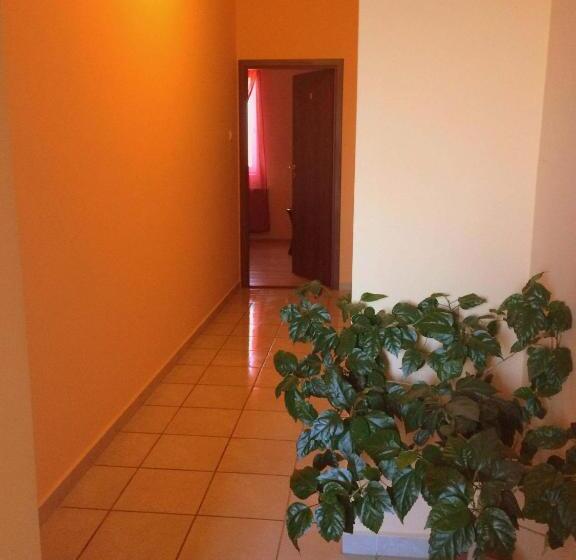 غرفة قياسية رباعية, Op Art étterem és Panzió