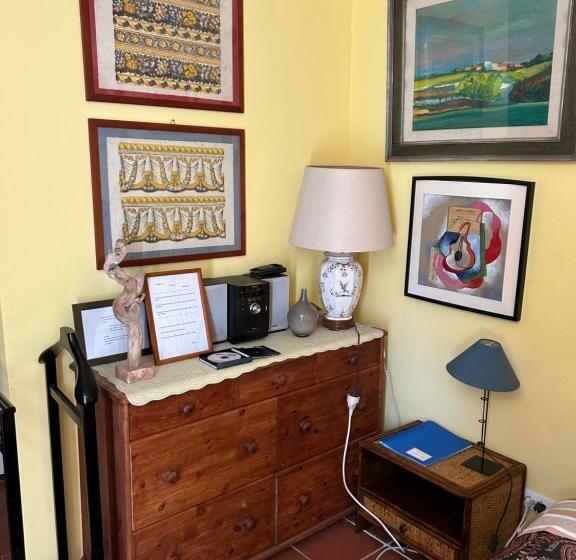 اتاق کلاسیک با چشم‌انداز دریا, La Masa