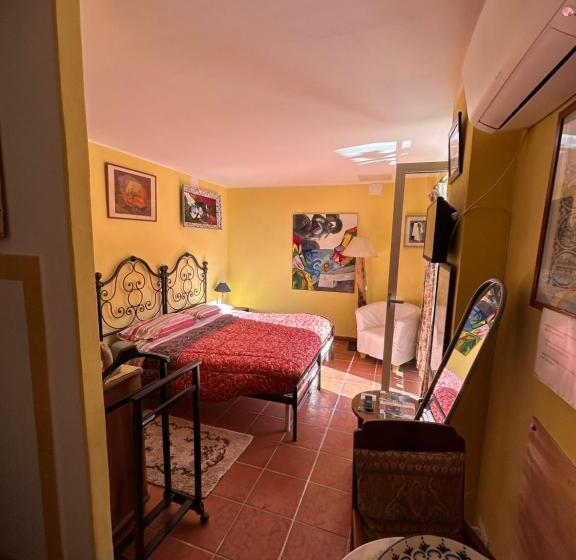 اتاق کلاسیک با چشم‌انداز دریا, La Masa