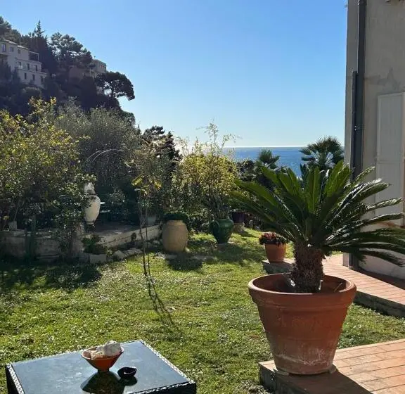 Camera Classica Vista Mare, La Masa