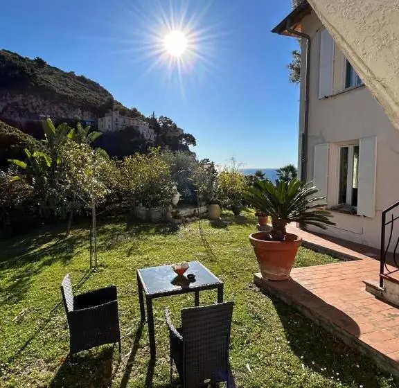 Camera Classica Vista Mare, La Masa