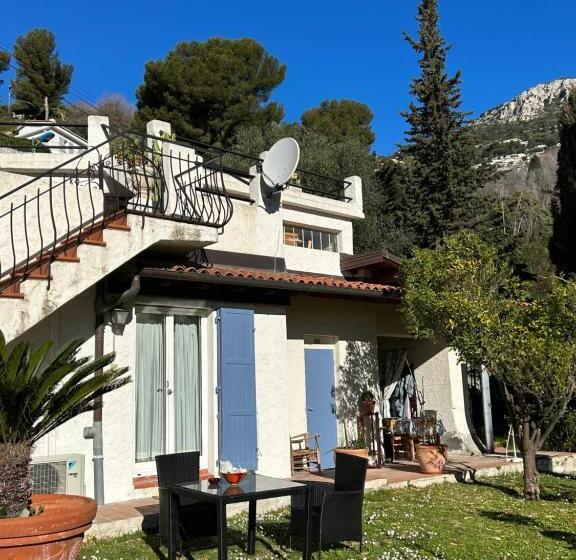 اتاق کلاسیک با چشم‌انداز دریا, La Masa