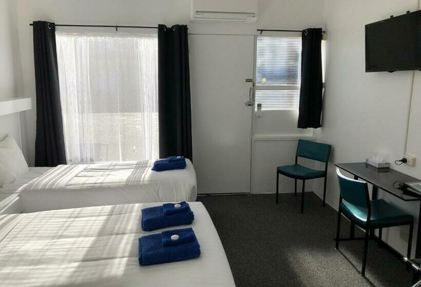 חדר סטנדרט לשלושה, Ship Inn Motel