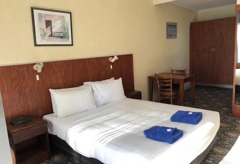 패밀리 룸, Ship Inn Motel