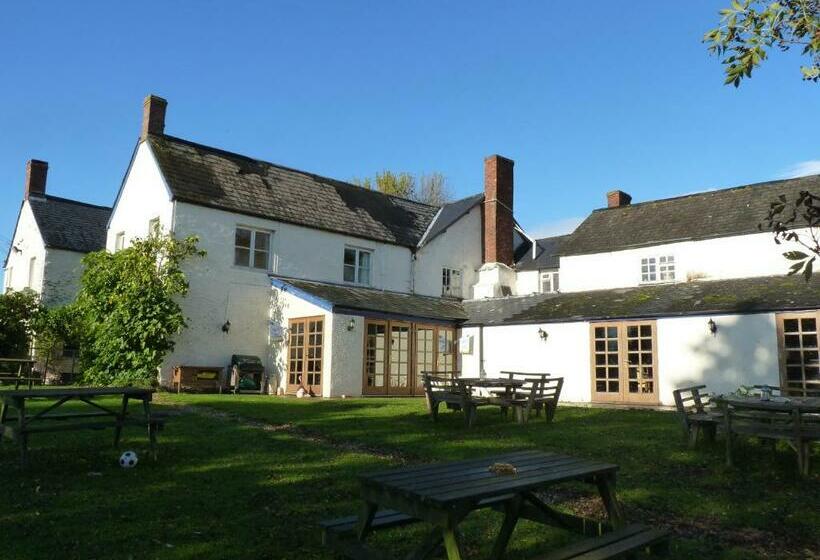 标准三人间, The Carew Arms