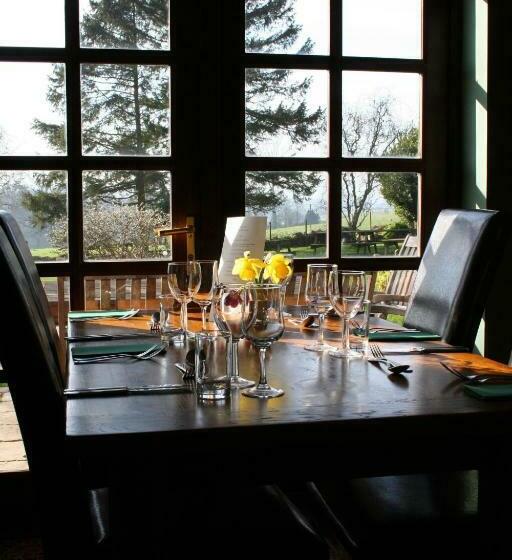 标准三人间, The Carew Arms