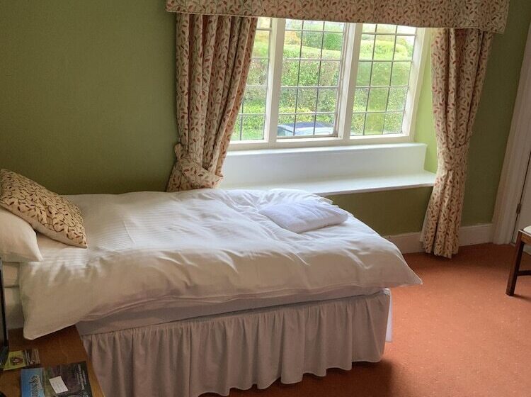 标准三人间, The Carew Arms