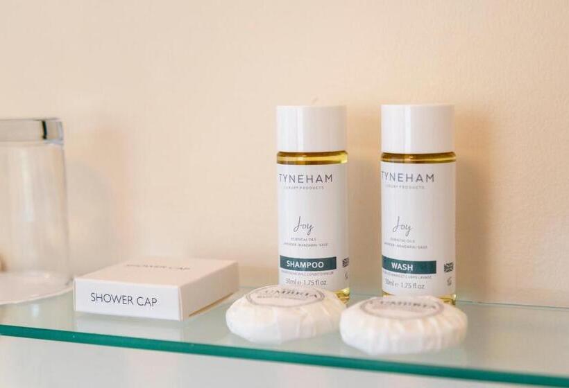 חדר משפחתי, Five Bells Inn, Wrentham