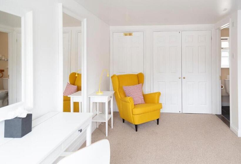 חדר משפחתי, Five Bells Inn, Wrentham