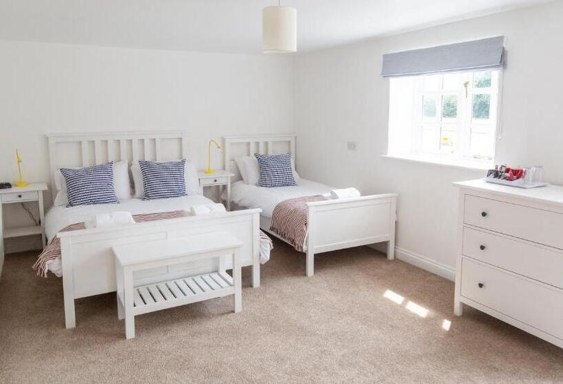 חדר משפחתי, Five Bells Inn, Wrentham