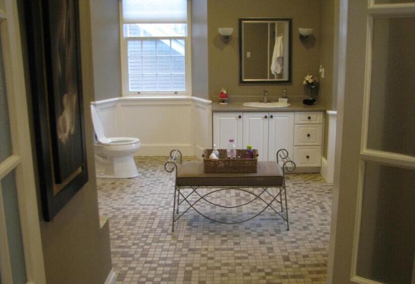 جناح مزود بجاكوزى, Clyde Hall Bed And Breakfast