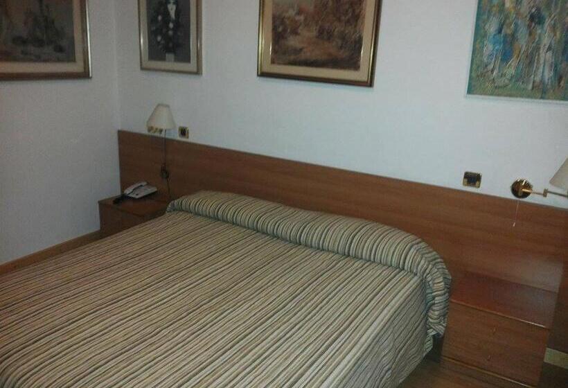 חדר סטנדרט לארבעה, Piol