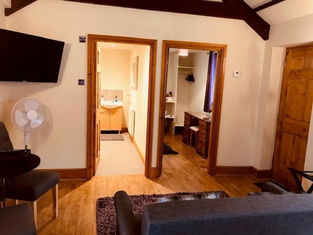 סוויטה עם ג'קוזי, The Forge Guest Rooms