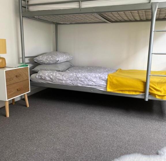 חדר סטנדרט, The Bunkhouse