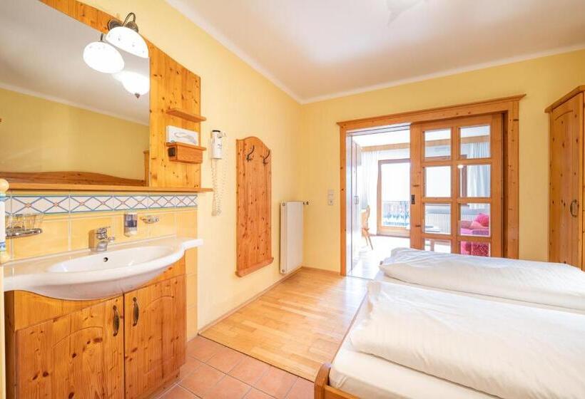 غرفة قياسية مزوَّدة بشُرفة, Mayer   Wirtshaus Und Dorf