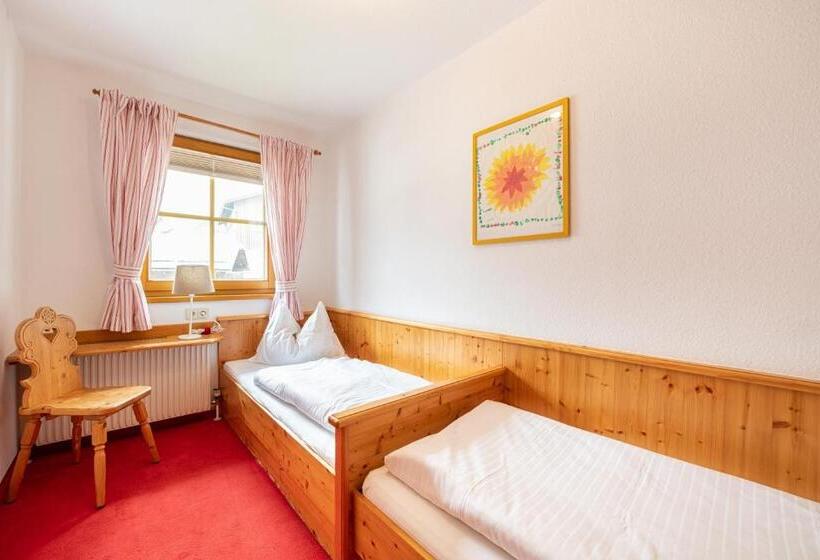 غرفة عائلية, Mayer   Wirtshaus Und Dorf