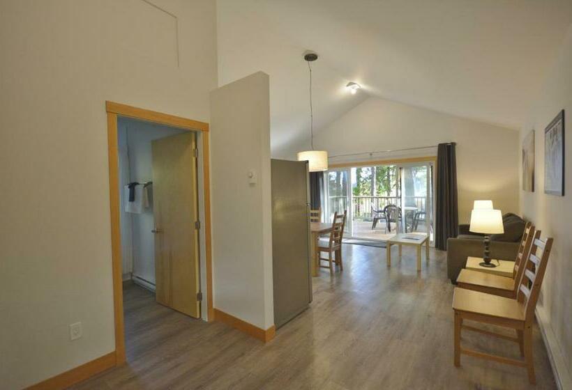 小室, Pender Harbour Resort & Marina