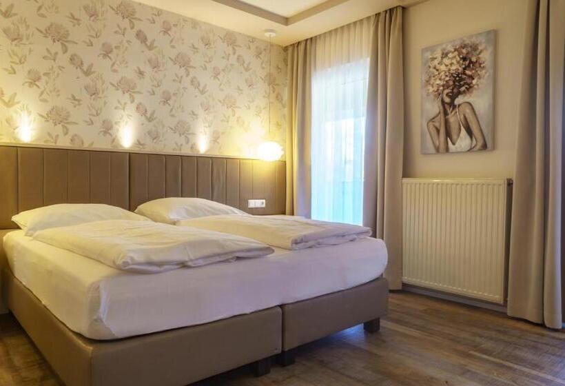 Номер Стандарт с Балконом, Restaurant Gollner