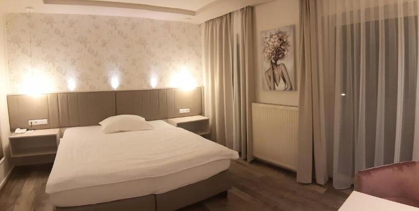 Номер Стандарт с Балконом, Restaurant Gollner