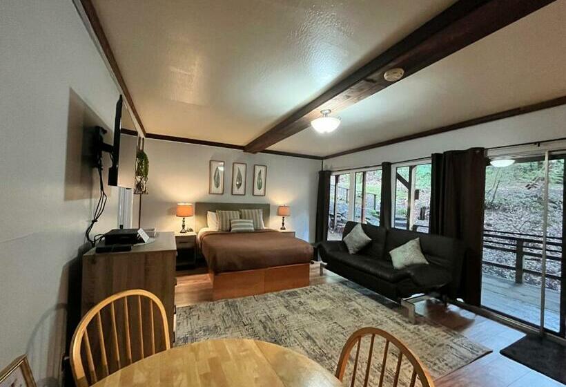 발코니가 있는 스위트, Redwoods River Resort & Campground