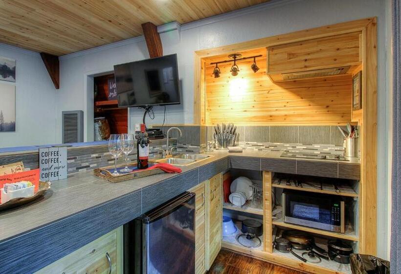 디럭스 스위트, Redwoods River Resort & Campground