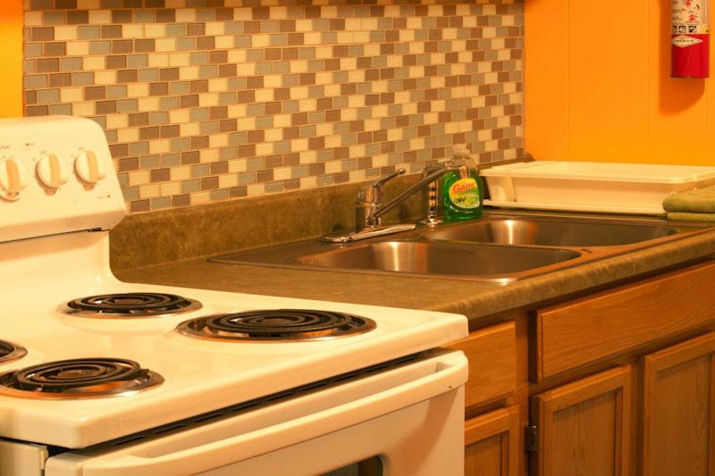 스탠다드 스튜디오, Starlite Motel & Suites