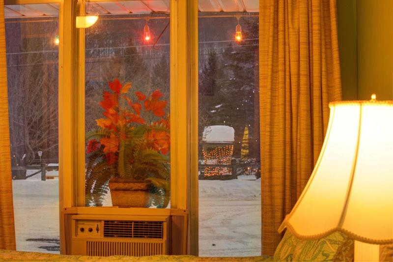 디럭스 스튜디오, Starlite Motel & Suites