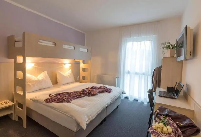 Standard Kolmen Hengen Huone, Topmotel