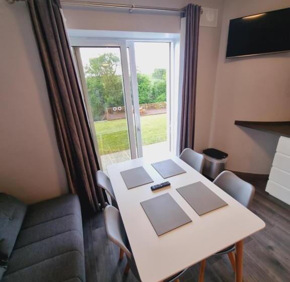 1 Bedroom Apartment Lake View, Ardilaun Guesthouse Self Catering