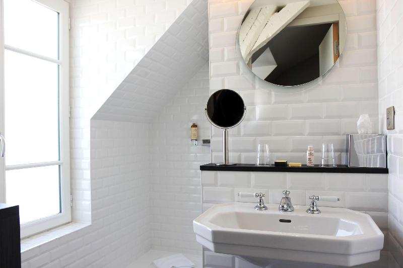 اتاق سوپریور با تخت بزرگ, Litteraire Marcel Ayme, Bw Premier Collection