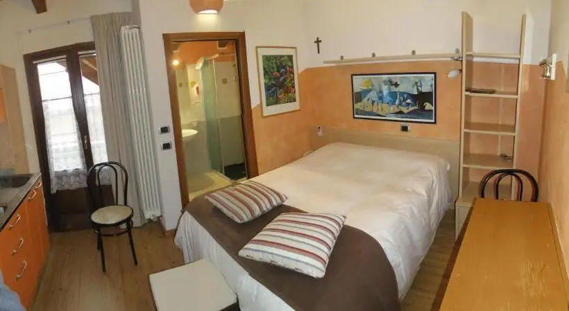 スタンダードスタジオ, La Baita D'oro Ristorante Residence