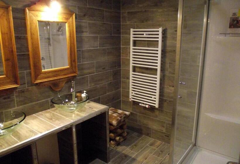 Трехместный Номер Стандарт Вид на Бассейн, Les Belles époques B&b   Piscine   Terrasses   Brumisateurs   Proche Puy Du Fou