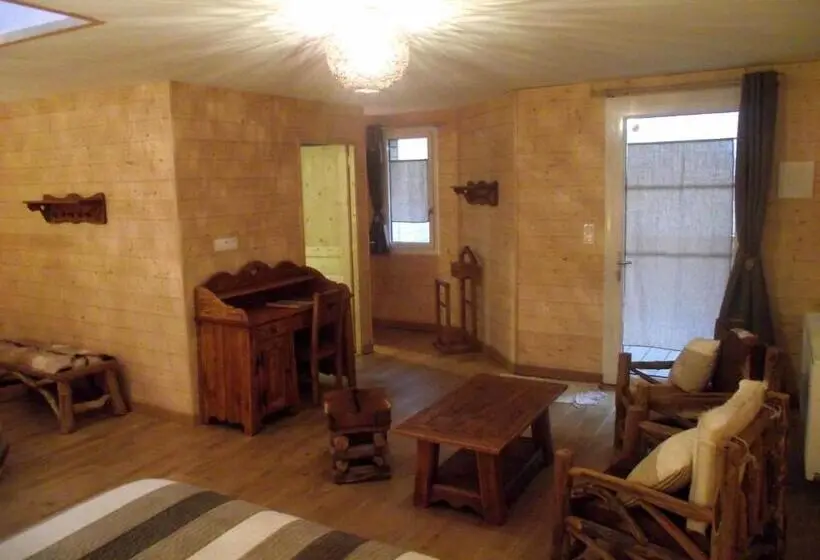 プールの見えるスタンダードトリプルルーム, Les Belles époques B&b   Piscine   Terrasses   Brumisateurs   Proche Puy Du Fou