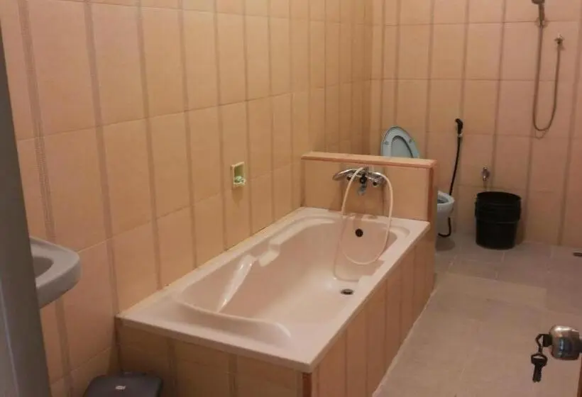 Quarto Deluxe, Nadia Bromo