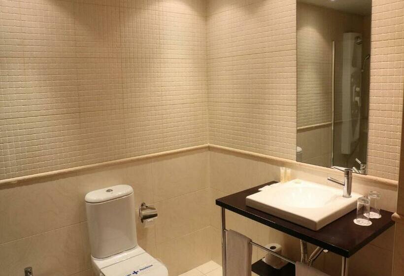 اتاق استاندارد سه نفره, Acta Sant Just