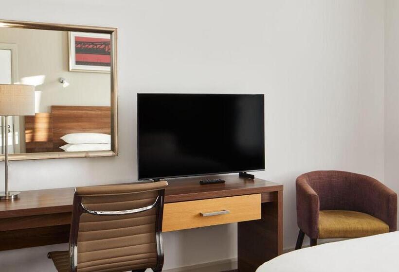 Номер Superior, Leonardo Newcastle