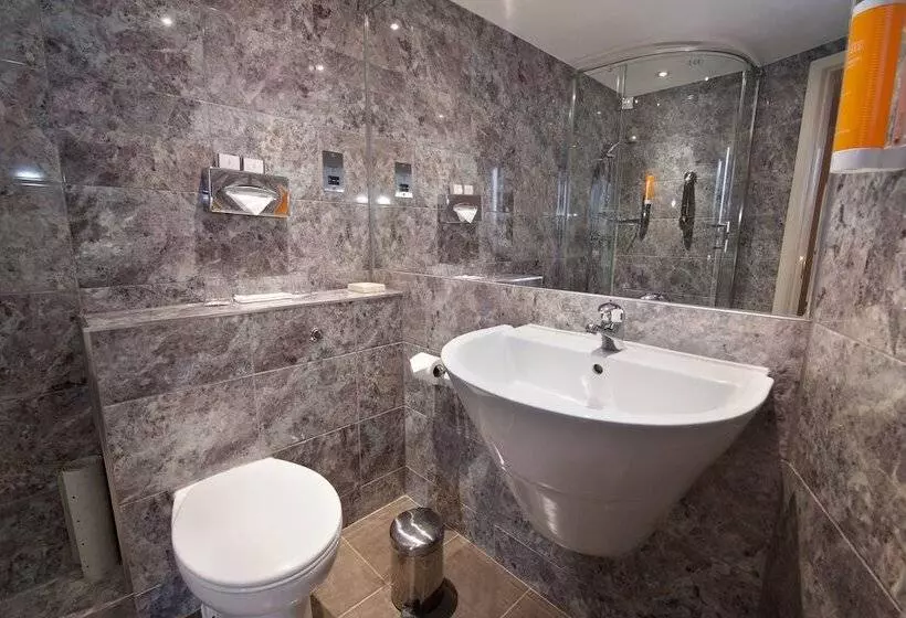 اتاق خانوادگی, Waterloo Hub Hotel & Suites