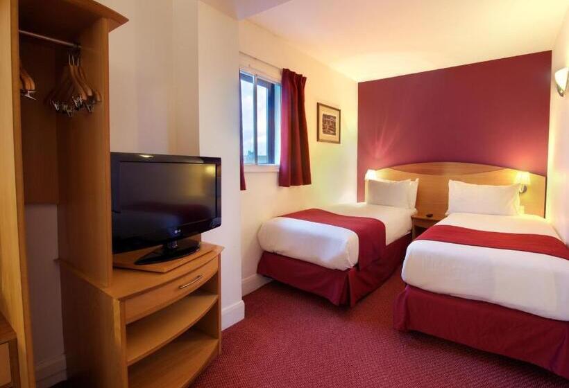 Семейный Номер, Waterloo Hub Hotel & Suites