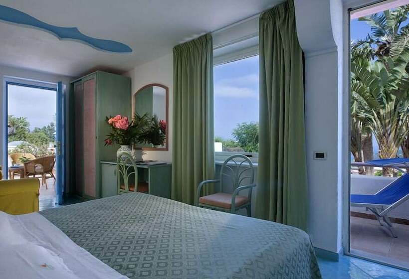 이코노미 룸, Carlo Magno